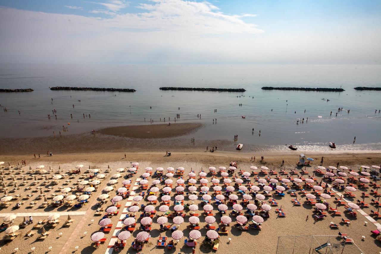 Hotel Majestic Bellaria-Igea Marina Bagian luar foto