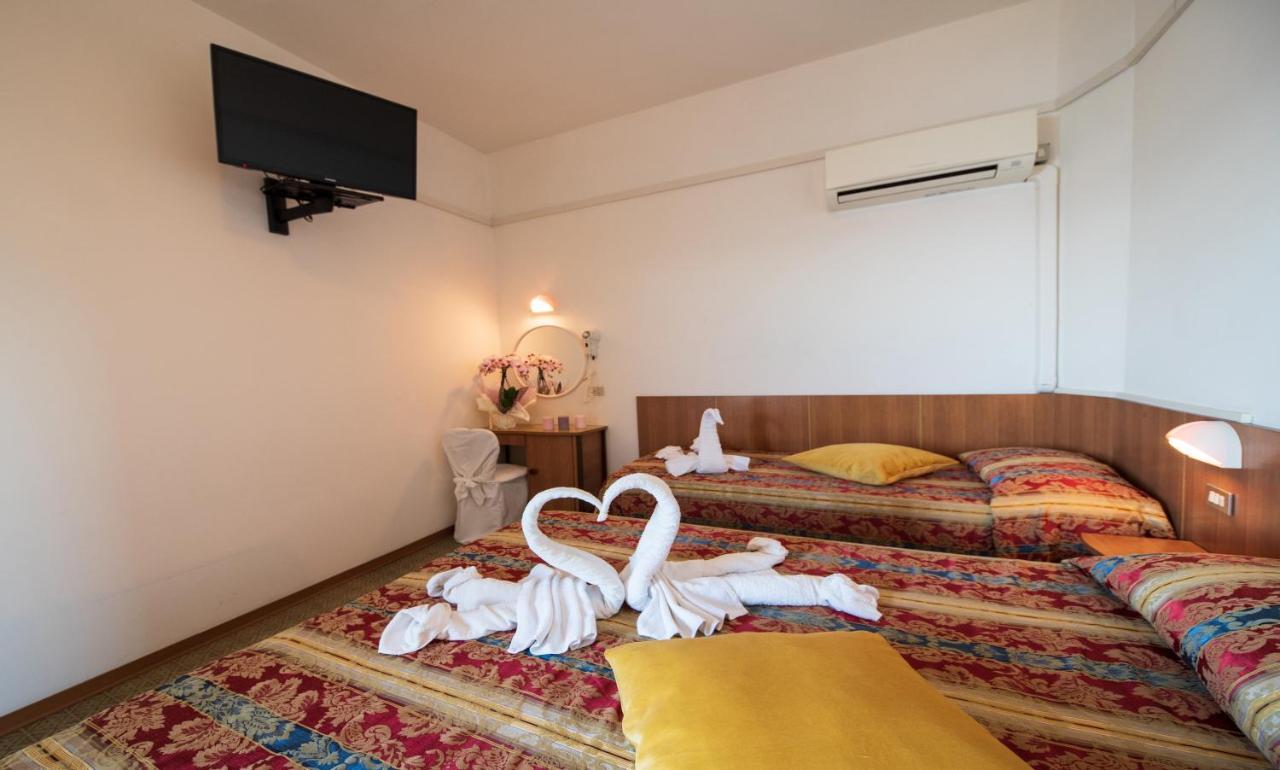Hotel Majestic Bellaria-Igea Marina Bagian luar foto