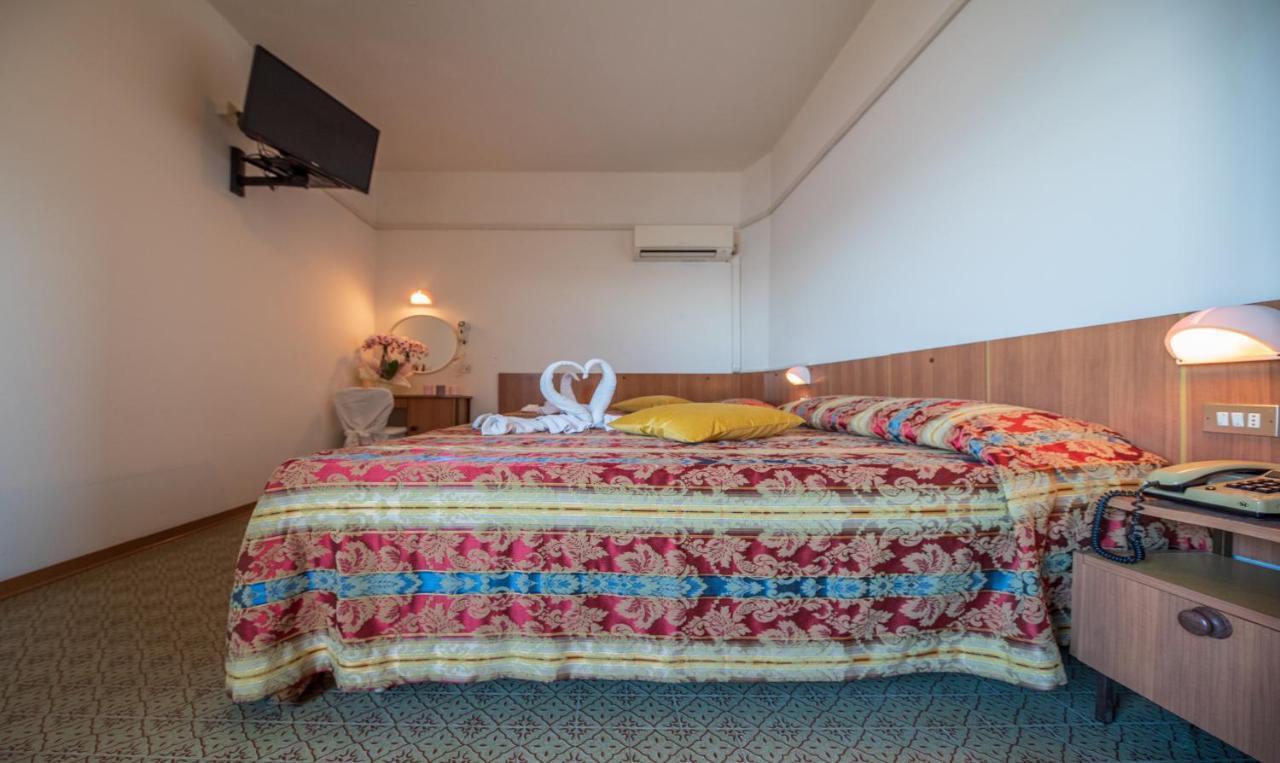 Hotel Majestic Bellaria-Igea Marina Bagian luar foto